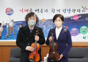 김동락 전 서부도서관장, 대구인재육성장학재단에 바이올린 10대 기부