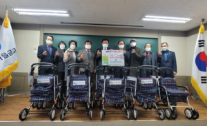 대구시서구, 거동 불편한 홀몸어르신에게 사랑의 실버카 전달