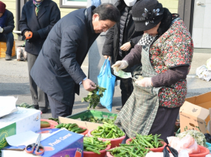 대구광역시 군위군의회, 전통시장 장보기 행사로 설 준비