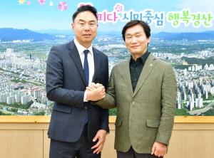 정지영 현대백화점 사장 경산시청 방문, 조현일 시장과 환담