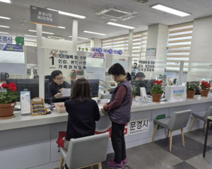 문경시청 제2민원실, `어르신 민원안내도우미 사업` 큰 호평