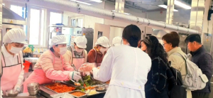 경주 신라봉사회, 노인종합복지관에서 사랑의 급식 봉사 활동 펼쳐