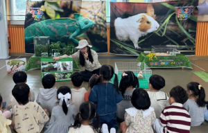 김천교육지원청, 카멜레온이 기분이 좋은가봐요 연두색이예요.