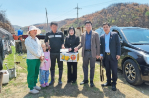청송군 베트남 대사관 일행, 베트남 결혼이주여성 산불피해가구 방문