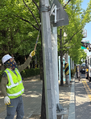 대구공공시설관리공단 가로등관리팀,  국채보상로 등 3개 구간 가로등주 도색 공사 시행