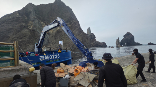 경북도,  독도 바다 쓰레기 긴급 수거…정화선 ‘경북0726호’ 투입