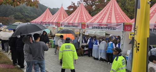 비 내린 김천김밥축제에 인파…경찰·봉사대 안전순찰 강화