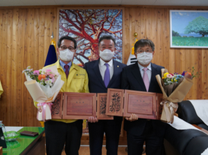 울진군의회 신상규 의원, 노태일 과장 지방의회 30주년 기념 표창 수상
