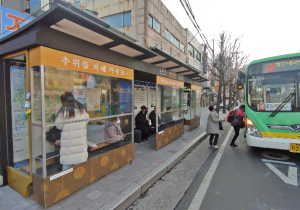 경주시, 버스 기다리며 추위 녹여요 40℃온열의자·투명 바람막이 설치