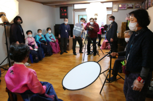 “어르신 장수사진 찍고 무병장수하세요!”... 경주시, 새해 맞이 장수사진 지원사업 실시