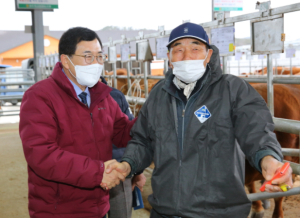 주낙영 경주시장, 신년맞이 가축시장 방문… 축산농가 격려