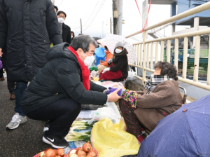 김천시 김충섭 시장, 설맞이 전통시장 장보기로 상인격려