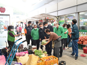청송군새마을회, 설맞이 전통시장 장보기 행사 동참