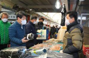 의성군의회, 설맞이 전통시장 장보기 행사