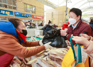 성주군, 설 맞이 전통시장 상인과 민생현장 소통