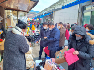 경북도 건설도시국 직원들, 전통시장에 활기 더해