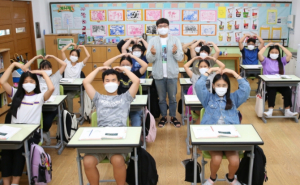 “경주시가 초등학교 입학생 1인당 입학축하금 10만원·중고교 입학생 1인당 교복구입비 30만원 드려요”