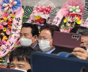 이철우 도지사, 박 전 대통령 귀향 환영위해 사저로