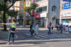 경주 동천동 여성자율방범대·파출소, 교통사고 예방활동 전개 중