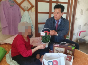 경주시 건천읍, 어버이날 앞두고 최고령 장수 어르신에게 카네이션 전달