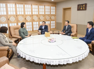 2023 문경찻사발축제 경품 황금다완 전달식 가져