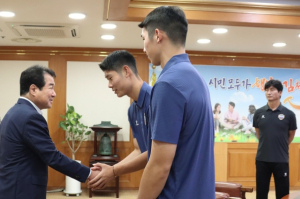 U20 WC 4강 주역 김준홍-이영준, 김천상무 구단주 환담 진행