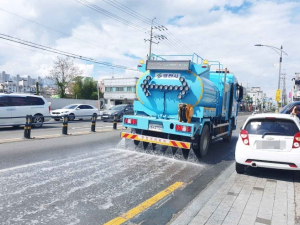 영천시, 여름철 폭염 대비 시가지 도로 살수 작업 실시