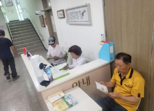 군위군, 복지사각지대 발굴 홍보물 배포