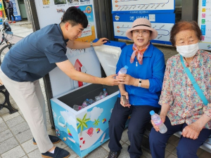 영천시, “더위야 물렀거라!” 공설시장 인근 버스승강장 시원한 생수 비치!