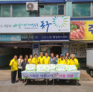 대구 동구 신천1.2동 지역사회보장협의체, 민간사회안전망 ‘시원한 여름나기 이불’ 전달