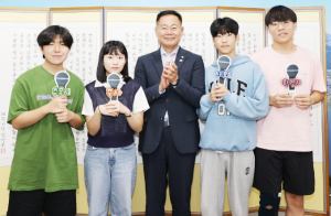 축사하는 중학생에게 박수 보내는 칠곡군수, 이색 흉상 제막식 `눈길`