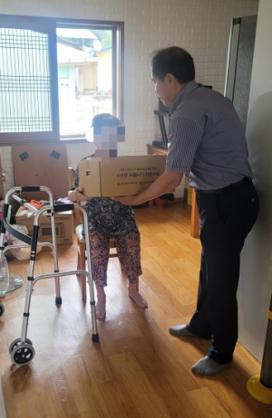 울진군 매화면 지역사회보장협의체, 폭염 취약계층에 여름나기 물품 전달