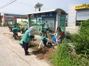 성주군 초전면 새마을회, 한여름 버스승강장 청소 실시!