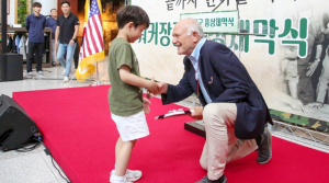 칠곡군, 4대가 한국과 인연 이어온 美 병역 명문가의 품격, 무릎 꿇어 아이와 소통