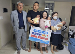 ‘세쌍둥이 탄생 경사’ 포항시, 세쌍둥이 출산 가정 방문해 축하 전해