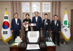 상주시, 한양대 김재경 교수에 `명예시민증` 수여