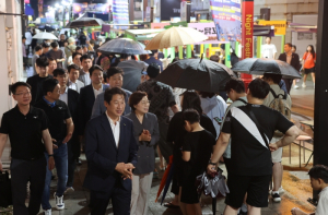 포항 중앙상가 야시장, 구름 인파 몰리며 골목 상권 부활 ‘신호탄’