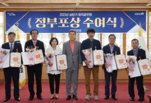 포항시, 소명의식으로 시정발전에 기여한 퇴직 공무원 정부포상 전수