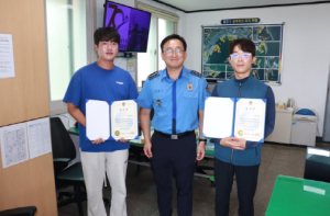 울진해경서장, 울진군 석호해변 해상표류 가족 구조한 사람들에게 감사장 수여