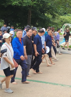 경북도 ‘오감만足 문경새재 맨발페스티벌’건강도 챙기고 축제도 즐기고!