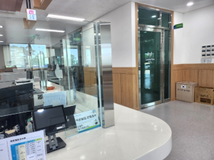 영덕군, 본청 및 읍면 민원창구 고정형 ‘강화유리’ 설치