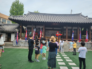 군위군 사라온이야기마을 전래놀이로 과거로의 시간 여행을 떠나보자.