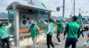 성주군 수륜면, 남녀 새마을지도자회 버스승강장 청소 실시