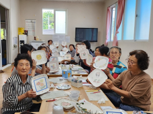 봉화군, “도자기 공예로 나만의 그릇 만들어 보아요~”명호면 치매보듬마을 치매예방 특화 프로그램 운영