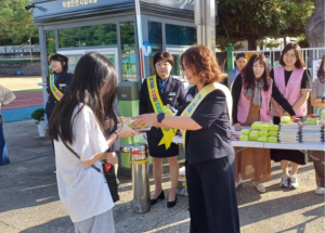 봉화교육지원청, 2학기 합동 등굣길 교통안전 및 학교폭력예방 캠페인 실시