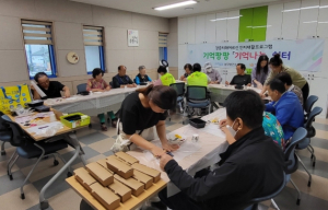 포항시 남구 치매안심센터, 어르신과 추석 맞이 송편 만들기 체험