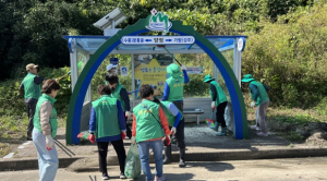 성주군 수륜면, 메뚜기 축제 맞이 새마을지도자회 버스승강장 청소 실시