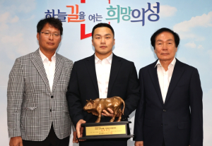 의성군청마늘씨름단 전도언선수, 3번째 금강장사 등극