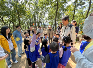 엄마 아빠와 울긋불긋 가을 숲에서 함께 놀아요! 김천 율곡유치원 2학기 학부모 참여수업 실시