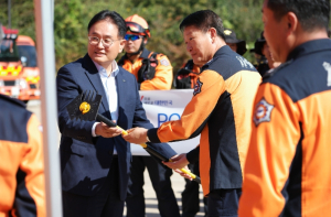 경북소방본부, 포스코로부터 WTP강으로 만든 산불진화장구 전달 받아